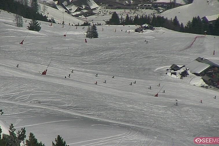 Webcam view from the very top of Tougnette bubble lift looking down upon the Moonpark, one of the Meribel valley's two snowparks