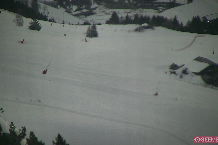 Webcam view from the very top of Tougnette bubble lift looking down upon the Moonpark, one of the Meribel valley's two snowparks