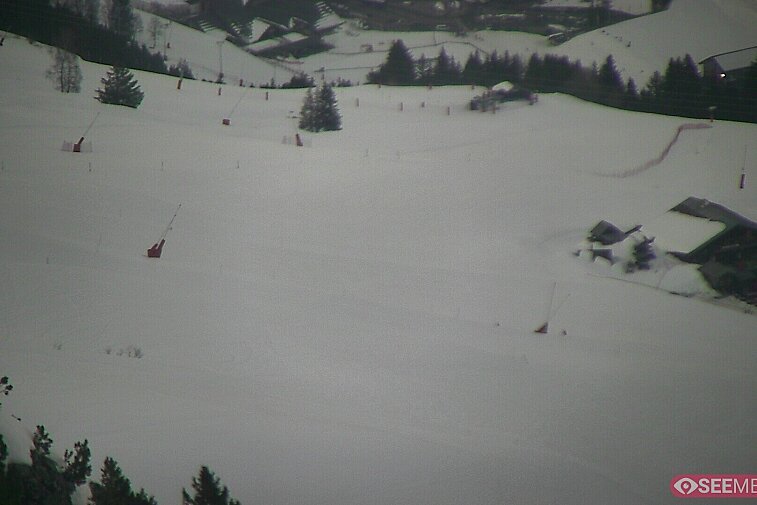 Webcam view from the very top of Tougnette bubble lift looking down upon the Moonpark, one of the Meribel valley's two snowparks