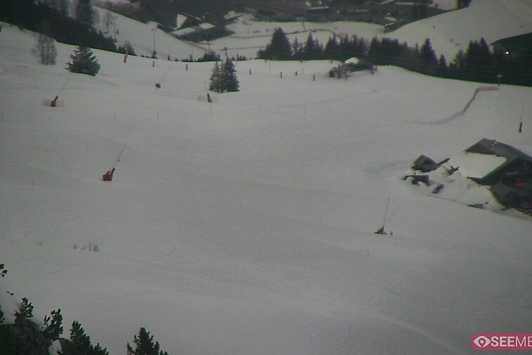 Webcam view from the very top of Tougnette bubble lift looking down upon the Moonpark, one of the Meribel valley's two snowparks
