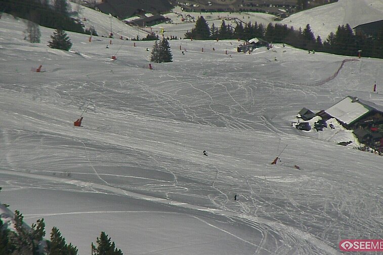 Webcam view from the very top of Tougnette bubble lift looking down upon the Moonpark, one of the Meribel valley's two snowparks