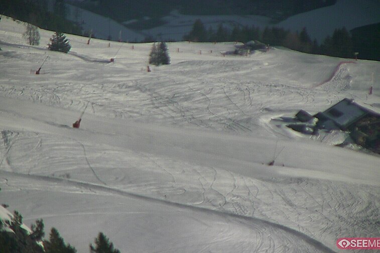 Webcam view from the very top of Tougnette bubble lift looking down upon the Moonpark, one of the Meribel valley's two snowparks