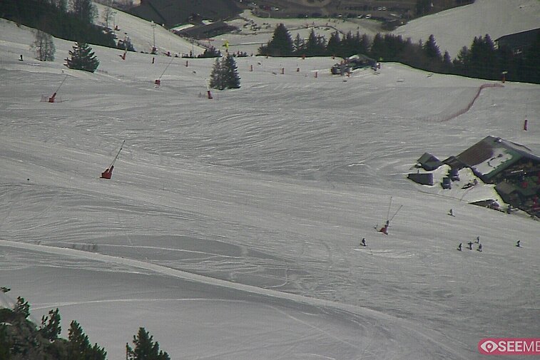 Webcam view from the very top of Tougnette bubble lift looking down upon the Moonpark, one of the Meribel valley's two snowparks