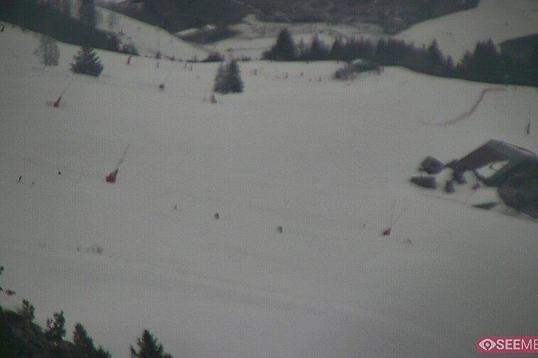 Webcam view from the very top of Tougnette bubble lift looking down upon the Moonpark, one of the Meribel valley's two snowparks