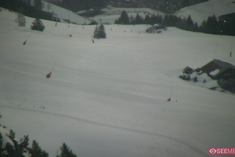 Webcam view from the very top of Tougnette bubble lift looking down upon the Moonpark, one of the Meribel valley's two snowparks