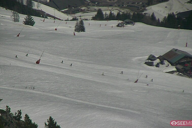 Webcam view from the very top of Tougnette bubble lift looking down upon the Moonpark, one of the Meribel valley's two snowparks