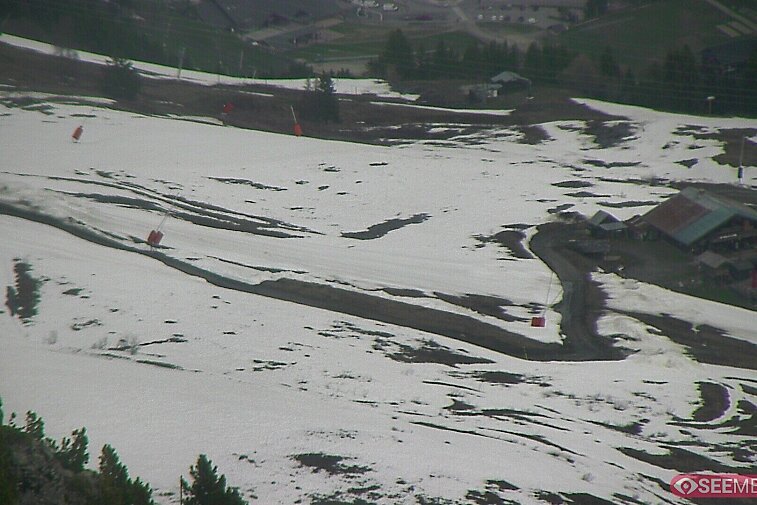 Webcam view from the very top of Tougnette bubble lift looking down upon the Moonpark, one of the Meribel valley's two snowparks