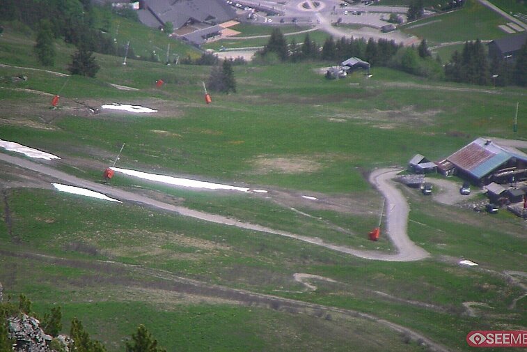 Webcam view from the very top of Tougnette bubble lift looking down upon the Moonpark, one of the Meribel valley's two snowparks
