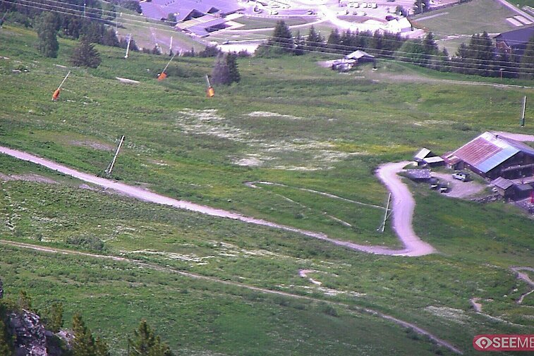 Webcam view from the very top of Tougnette bubble lift looking down upon the Moonpark, one of the Meribel valley's two snowparks