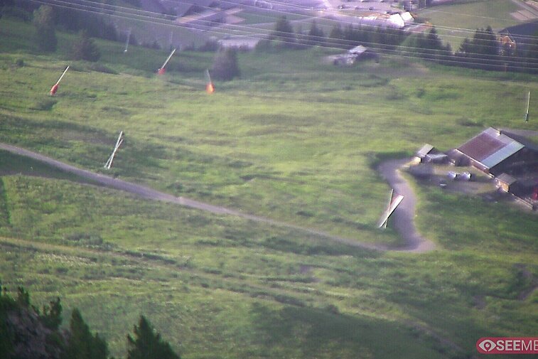 Webcam view from the very top of Tougnette bubble lift looking down upon the Moonpark, one of the Meribel valley's two snowparks