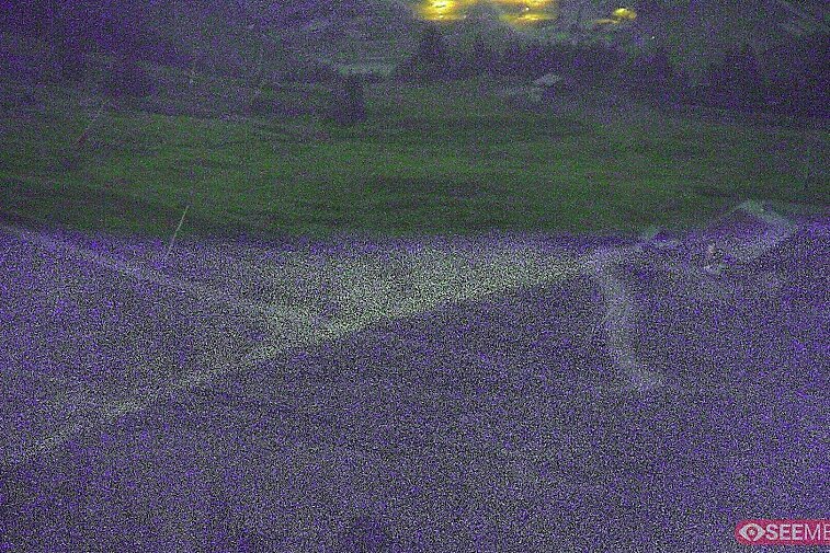 Webcam view from the very top of Tougnette bubble lift looking down upon the Moonpark, one of the Meribel valley's two snowparks