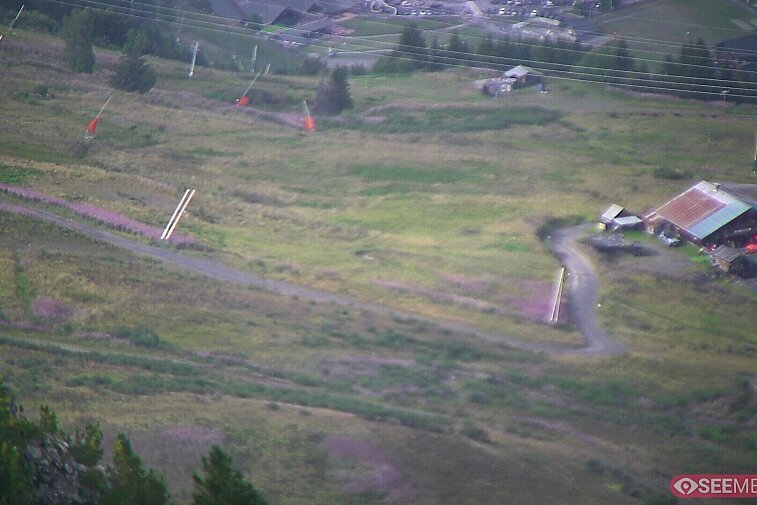 Webcam view from the very top of Tougnette bubble lift looking down upon the Moonpark, one of the Meribel valley's two snowparks