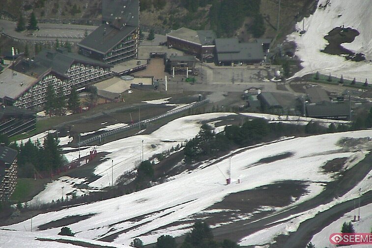 Webcam view of downtown Mottaret.  The picture shows the activity around the ski lifts and the current weather conditions.  During summer you can even have a look and see who's playing tennis.