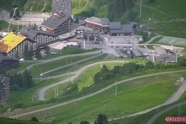 Webcam view of downtown Mottaret.  The picture shows the activity around the ski lifts and the current weather conditions.  During summer you can even have a look and see who's playing tennis.