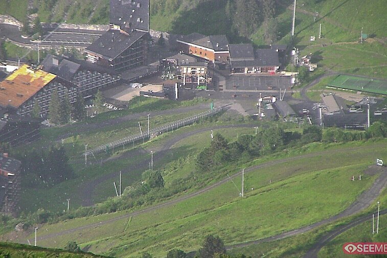 Webcam view of downtown Mottaret.  The picture shows the activity around the ski lifts and the current weather conditions.  During summer you can even have a look and see who's playing tennis.