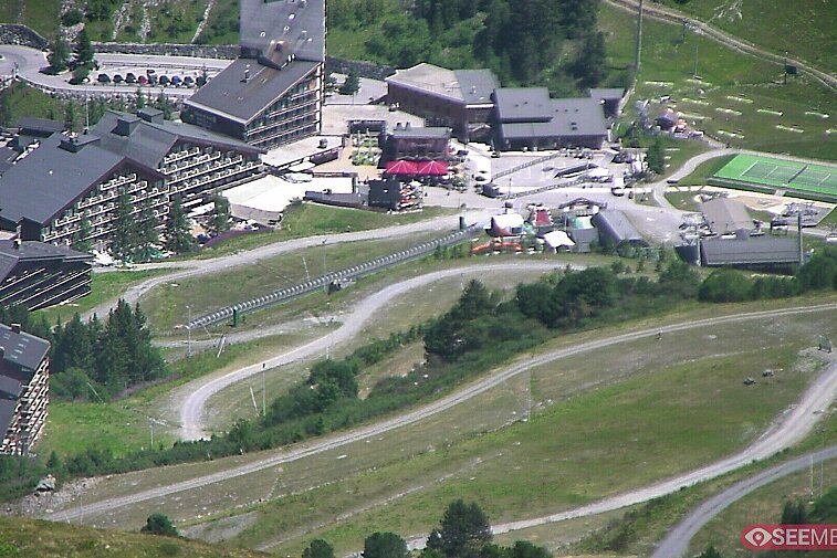 Webcam view of downtown Mottaret.  The picture shows the activity around the ski lifts and the current weather conditions.  During summer you can even have a look and see who's playing tennis.