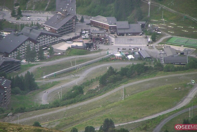 Webcam view of downtown Mottaret.  The picture shows the activity around the ski lifts and the current weather conditions.  During summer you can even have a look and see who's playing tennis.