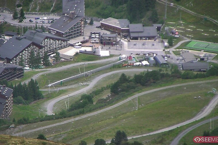 Webcam view of downtown Mottaret.  The picture shows the activity around the ski lifts and the current weather conditions.  During summer you can even have a look and see who's playing tennis.
