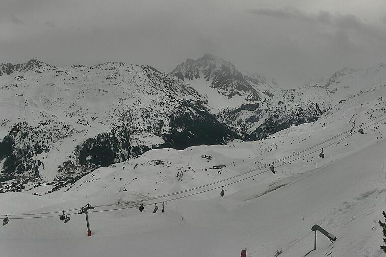 A screen shot of a ski slope with the time of 10:12