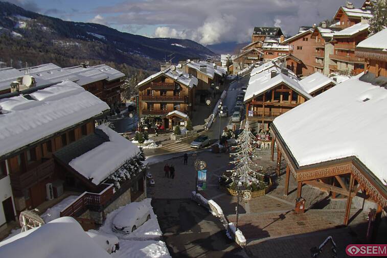 Webcam view of the square at the heart of Meribel, as seen from Hotel Le Doron. On the right is the Tourist Office and main Post Office. Sometimes you can see live entertainment in the square in front