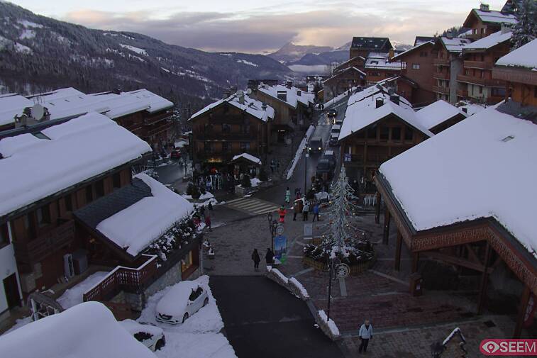 Webcam view of the square at the heart of Meribel, as seen from Hotel Le Doron. On the right is the Tourist Office and main Post Office. Sometimes you can see live entertainment in the square in front