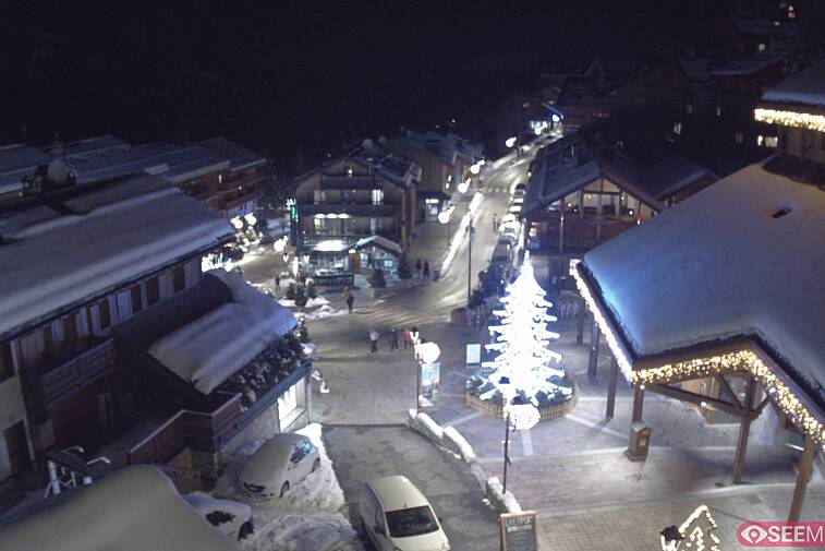 Webcam view of the square at the heart of Meribel, as seen from Hotel Le Doron. On the right is the Tourist Office and main Post Office. Sometimes you can see live entertainment in the square in front