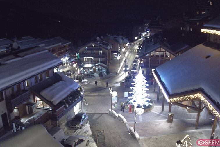 Webcam view of the square at the heart of Meribel, as seen from Hotel Le Doron. On the right is the Tourist Office and main Post Office. Sometimes you can see live entertainment in the square in front