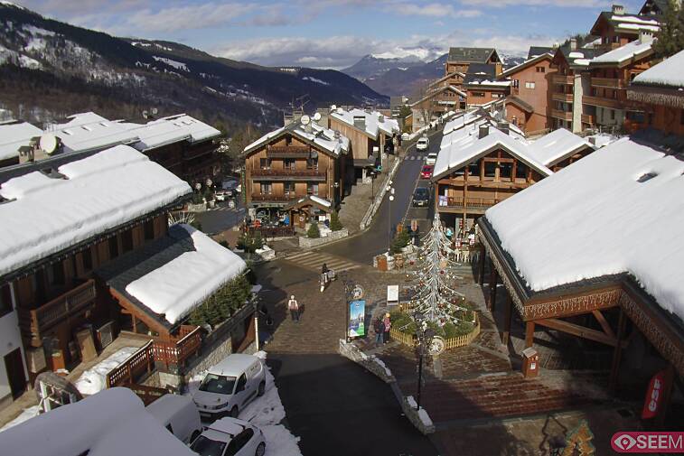 Webcam view of the square at the heart of Meribel, as seen from Hotel Le Doron. On the right is the Tourist Office and main Post Office. Sometimes you can see live entertainment in the square in front