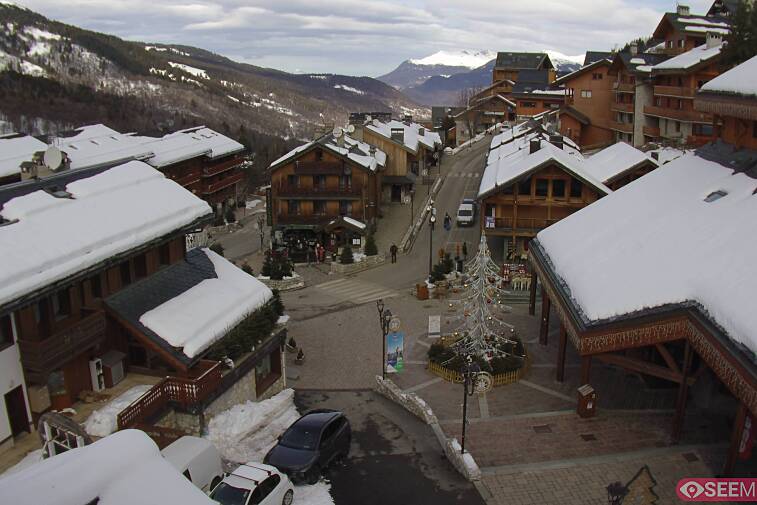 Webcam view of the square at the heart of Meribel, as seen from Hotel Le Doron. On the right is the Tourist Office and main Post Office. Sometimes you can see live entertainment in the square in front