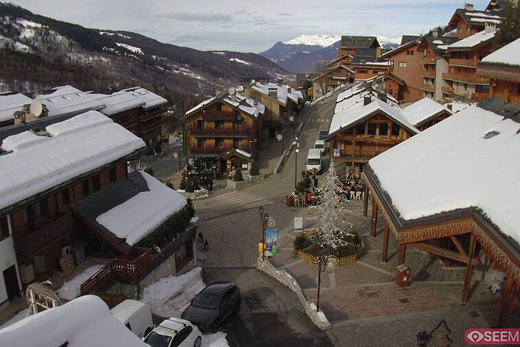 Webcam view of the square at the heart of Meribel, as seen from Hotel Le Doron. On the right is the Tourist Office and main Post Office. Sometimes you can see live entertainment in the square in front
