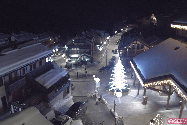 Webcam view of the square at the heart of Meribel, as seen from Hotel Le Doron. On the right is the Tourist Office and main Post Office. Sometimes you can see live entertainment in the square in front