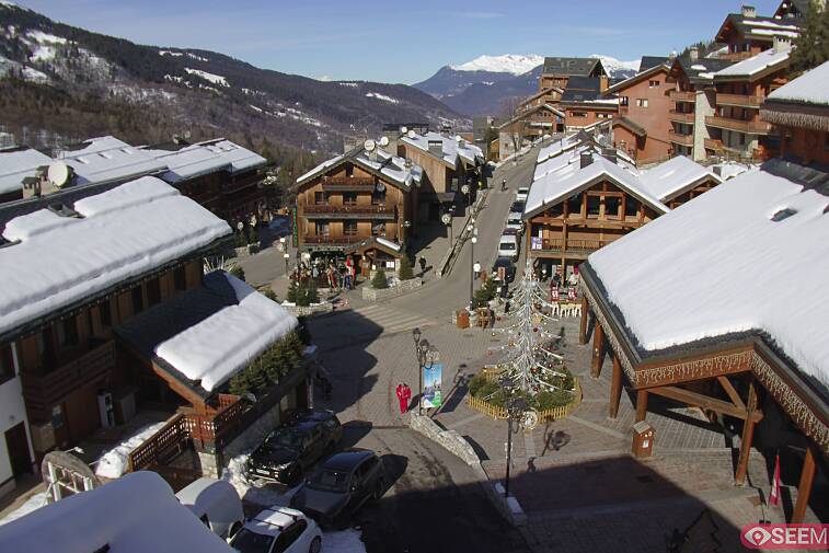 Webcam view of the square at the heart of Meribel, as seen from Hotel Le Doron. On the right is the Tourist Office and main Post Office. Sometimes you can see live entertainment in the square in front