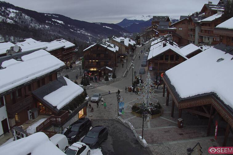 Webcam view of the square at the heart of Meribel, as seen from Hotel Le Doron. On the right is the Tourist Office and main Post Office. Sometimes you can see live entertainment in the square in front