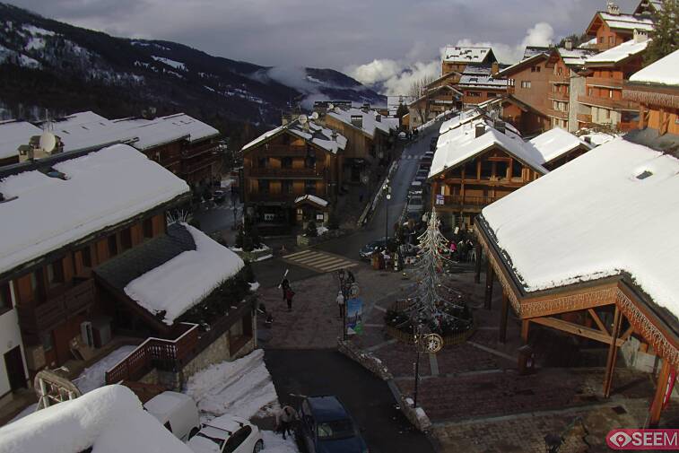 Webcam view of the square at the heart of Meribel, as seen from Hotel Le Doron. On the right is the Tourist Office and main Post Office. Sometimes you can see live entertainment in the square in front