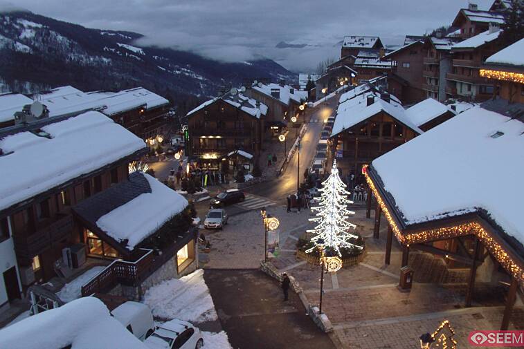 Webcam view of the square at the heart of Meribel, as seen from Hotel Le Doron. On the right is the Tourist Office and main Post Office. Sometimes you can see live entertainment in the square in front
