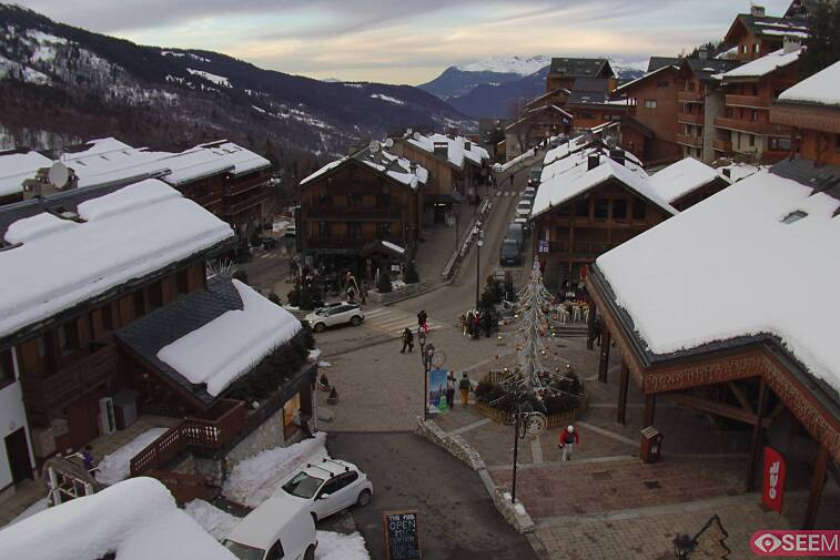 Webcam view of the square at the heart of Meribel, as seen from Hotel Le Doron. On the right is the Tourist Office and main Post Office. Sometimes you can see live entertainment in the square in front