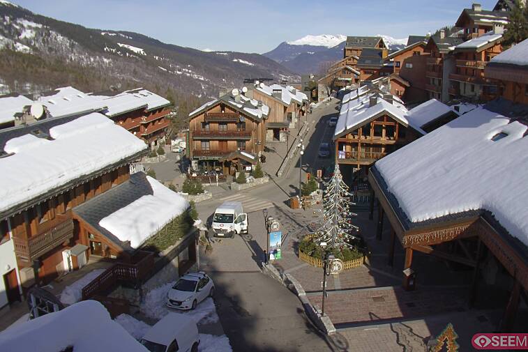 Webcam view of the square at the heart of Meribel, as seen from Hotel Le Doron. On the right is the Tourist Office and main Post Office. Sometimes you can see live entertainment in the square in front