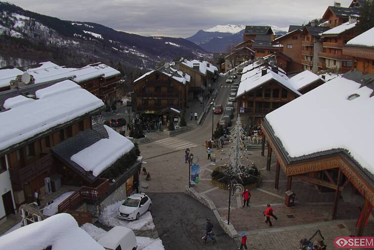 Webcam view of the square at the heart of Meribel, as seen from Hotel Le Doron. On the right is the Tourist Office and main Post Office. Sometimes you can see live entertainment in the square in front