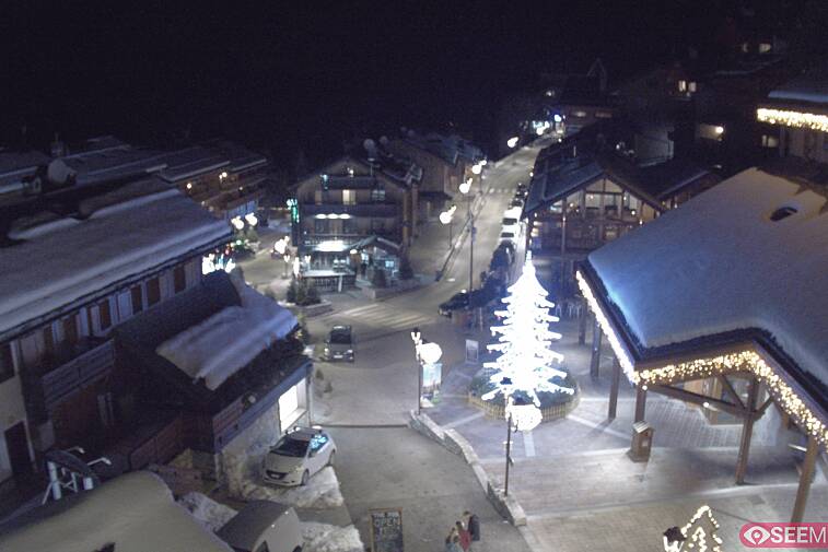 Webcam view of the square at the heart of Meribel, as seen from Hotel Le Doron. On the right is the Tourist Office and main Post Office. Sometimes you can see live entertainment in the square in front