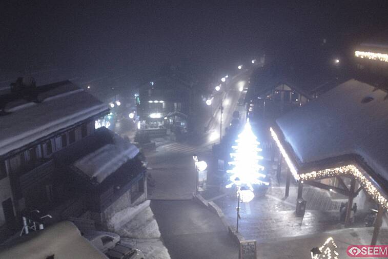 Webcam view of the square at the heart of Meribel, as seen from Hotel Le Doron. On the right is the Tourist Office and main Post Office. Sometimes you can see live entertainment in the square in front