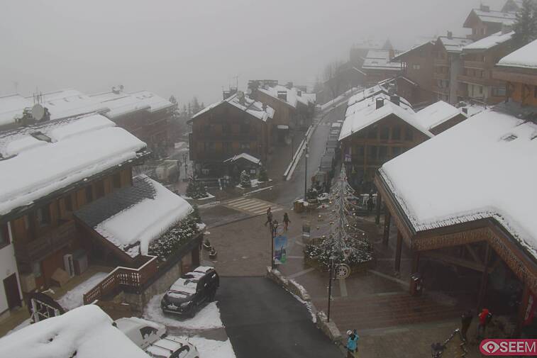 Webcam view of the square at the heart of Meribel, as seen from Hotel Le Doron. On the right is the Tourist Office and main Post Office. Sometimes you can see live entertainment in the square in front