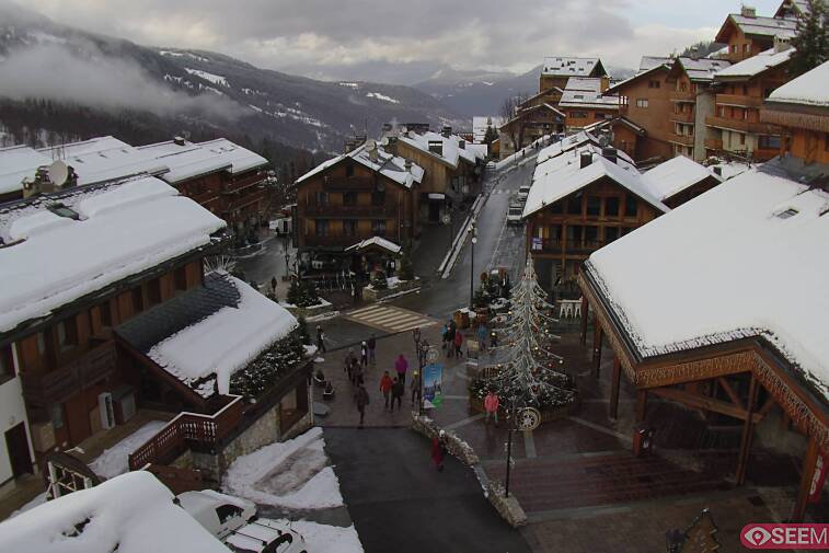Webcam view of the square at the heart of Meribel, as seen from Hotel Le Doron. On the right is the Tourist Office and main Post Office. Sometimes you can see live entertainment in the square in front