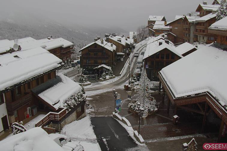 Webcam view of the square at the heart of Meribel, as seen from Hotel Le Doron. On the right is the Tourist Office and main Post Office. Sometimes you can see live entertainment in the square in front