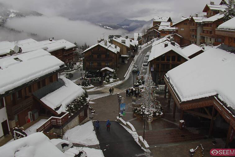 Webcam view of the square at the heart of Meribel, as seen from Hotel Le Doron. On the right is the Tourist Office and main Post Office. Sometimes you can see live entertainment in the square in front