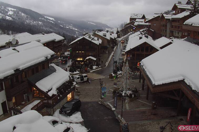 Webcam view of the square at the heart of Meribel, as seen from Hotel Le Doron. On the right is the Tourist Office and main Post Office. Sometimes you can see live entertainment in the square in front
