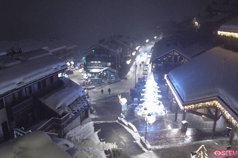 Webcam view of the square at the heart of Meribel, as seen from Hotel Le Doron. On the right is the Tourist Office and main Post Office. Sometimes you can see live entertainment in the square in front