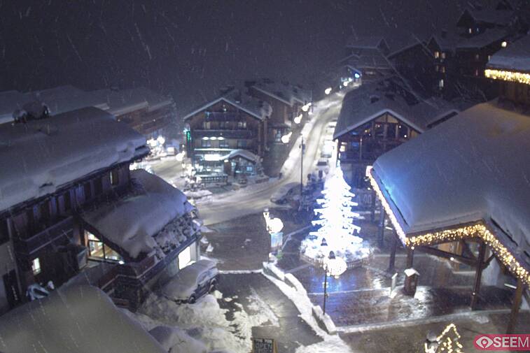 Webcam view of the square at the heart of Meribel, as seen from Hotel Le Doron. On the right is the Tourist Office and main Post Office. Sometimes you can see live entertainment in the square in front