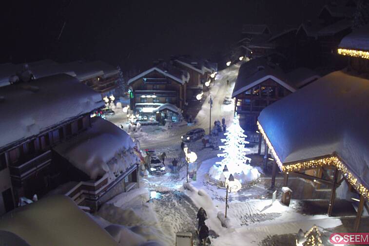 Webcam view of the square at the heart of Meribel, as seen from Hotel Le Doron. On the right is the Tourist Office and main Post Office. Sometimes you can see live entertainment in the square in front