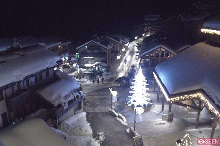 Webcam view of the square at the heart of Meribel, as seen from Hotel Le Doron. On the right is the Tourist Office and main Post Office. Sometimes you can see live entertainment in the square in front