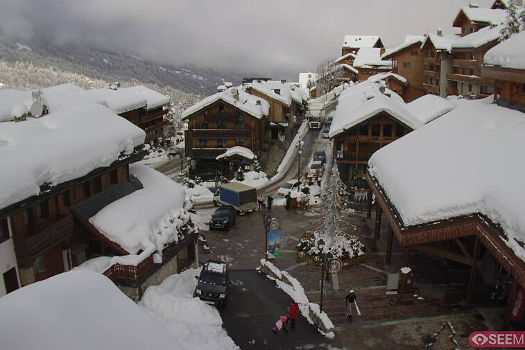 Webcam view of the square at the heart of Meribel, as seen from Hotel Le Doron. On the right is the Tourist Office and main Post Office. Sometimes you can see live entertainment in the square in front